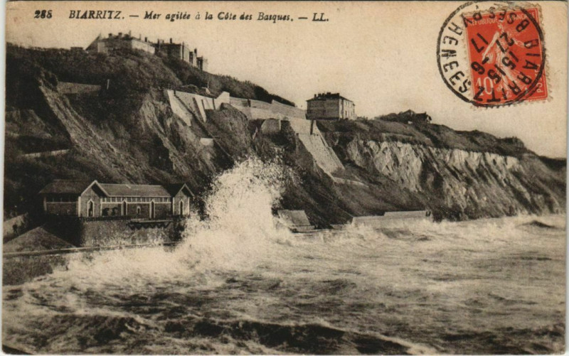 Carte postale ancienne Biarritz - Mer agitée a la Cote des Basques à Biarritz