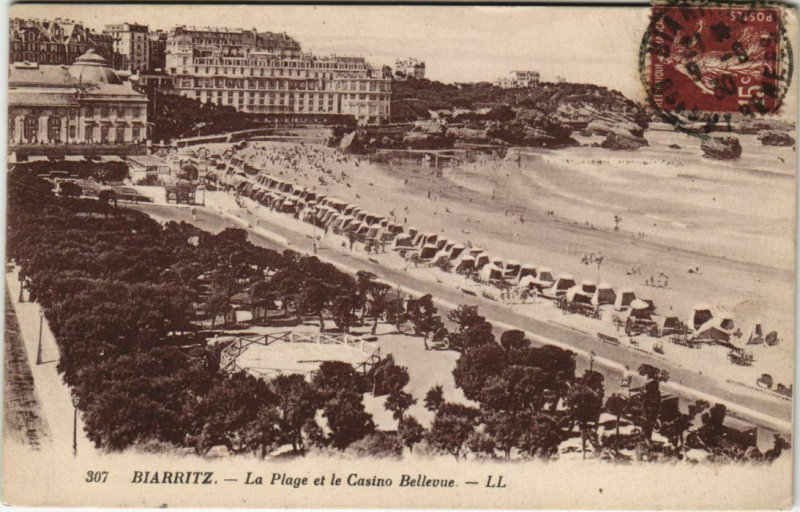 Carte postale ancienne Biarritz - La Plage et le Casino Bellevue à Biarritz