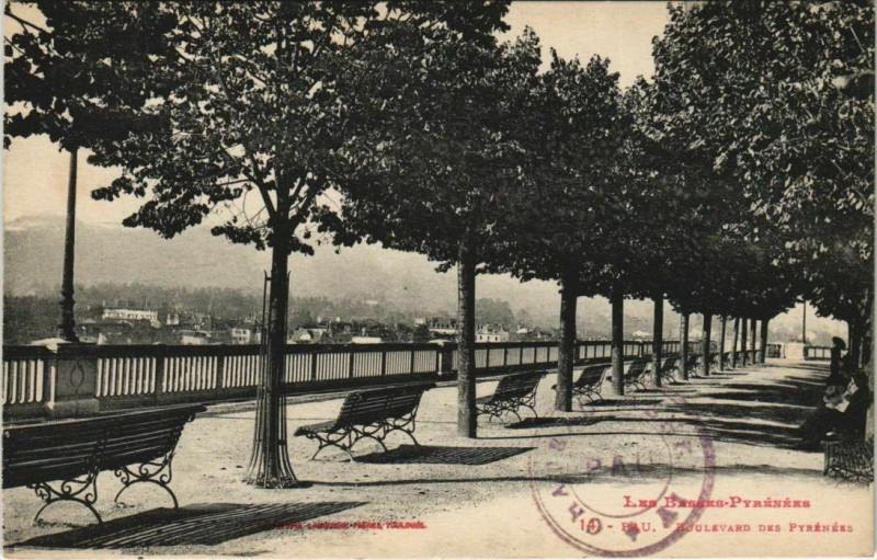 Carte postale ancienne Pau - Boulevard des Pyrenées à Pau