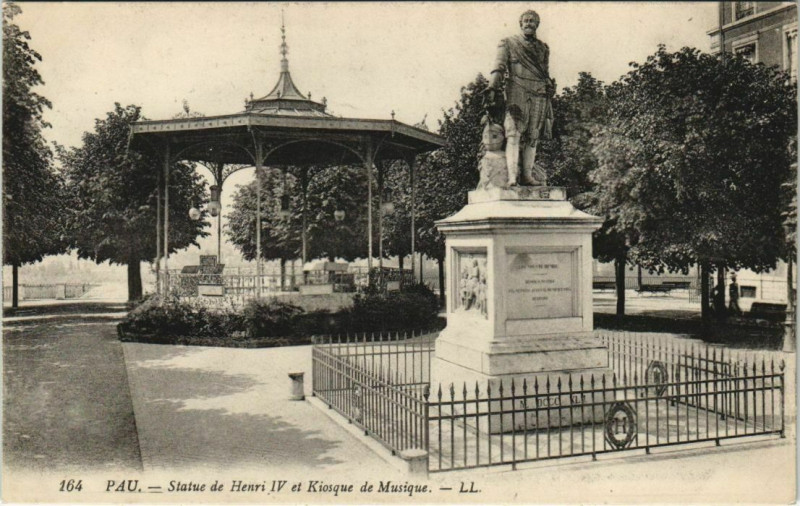 Carte postale ancienne Pau - Statue de Henri Iv et Kiosque de Musique à Pau