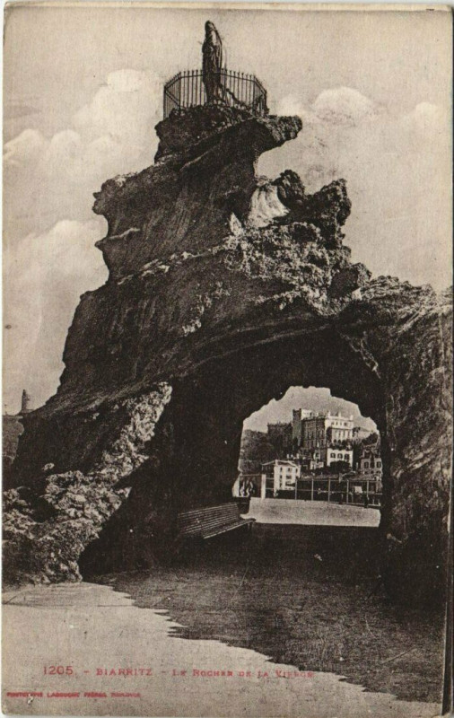 Carte postale ancienne Biarritz - Le Rocher de la Vierge à Biarritz