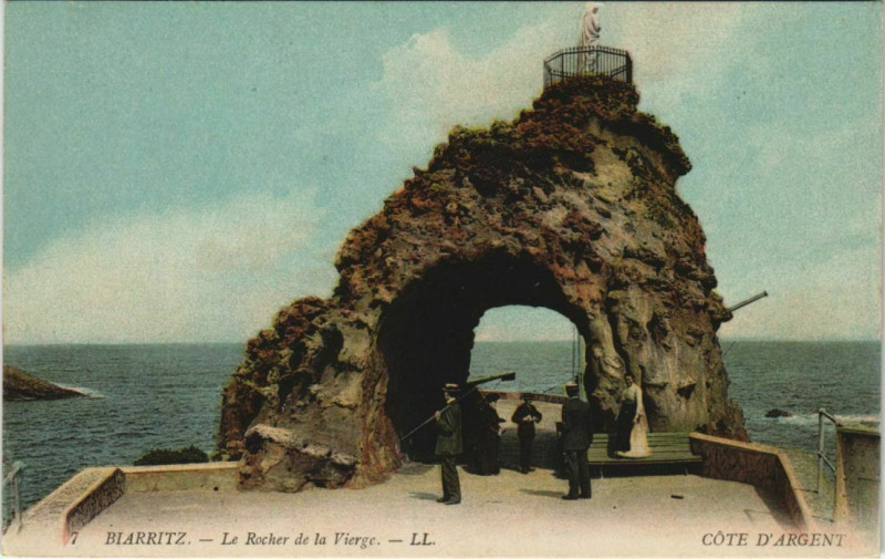 Carte postale ancienne Biarritz - Le Rocher de la Vierge à Biarritz