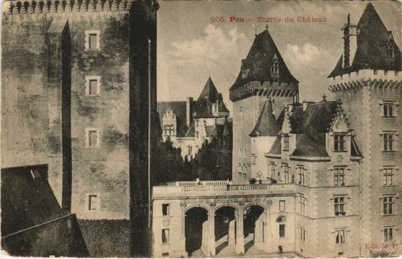 Carte postale ancienne Pau - Entrée du Chateau à Pau