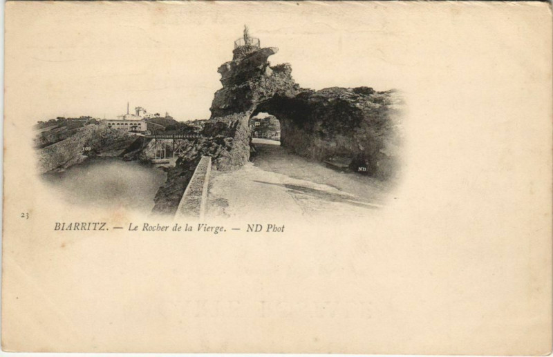 Carte postale ancienne Biarritz - Le Rocher de la Vierge à Biarritz
