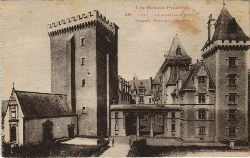 Carte postale ancienne Pau - Le Chateau d'Henri Iv Donjon Facade et Entrée à Pau