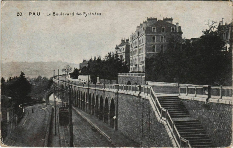 Carte postale ancienne Pau - Le Boulevard des Pyrenées à Pau