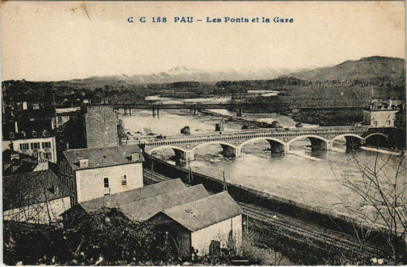 Carte postale ancienne Pau - Les Ponts et la Gare à Pau