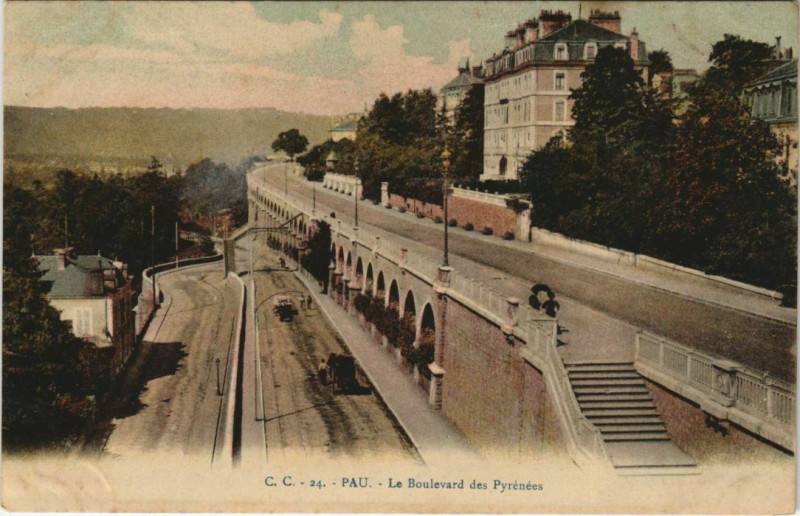 Carte postale ancienne Pau - Le Boulevard des Pyrenées à Pau