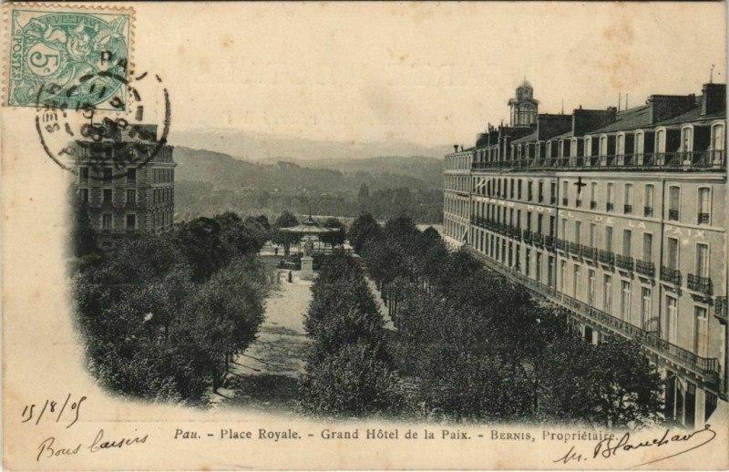 Carte postale ancienne Pau - Place Royale - Grand Hotel de la Paix à Pau