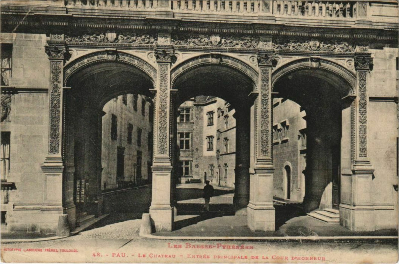 Carte postale ancienne Pau - Le Chateau - Entrée Principale de la Cour d'Honneur à Pau