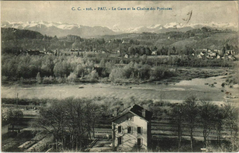 Carte postale ancienne Pau - La Gave et la Chaine des Pyrenées à Pau
