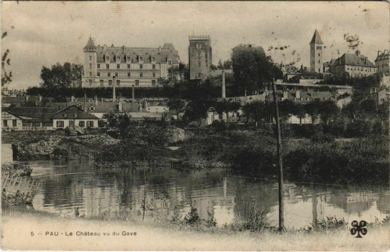 Carte postale ancienne Pau - Le Chateau vu du Gave à Pau