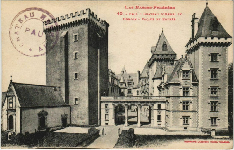 Carte postale ancienne Pau - Le Chateau d'Henri Iv Donjon - Facade et Entrée à Pau