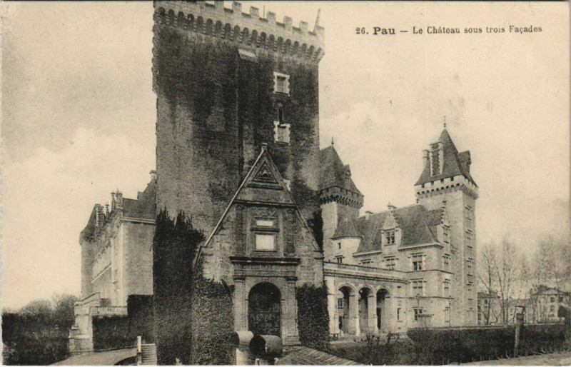 Carte postale ancienne Pau - Le Chateau sous trois Facades à Pau