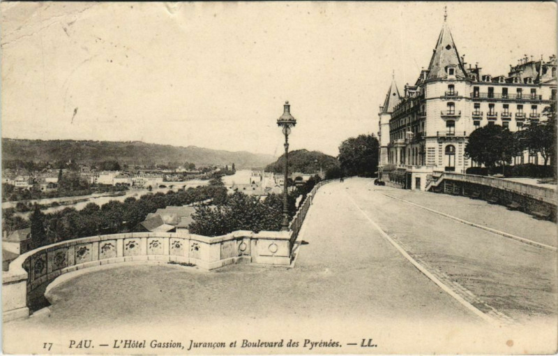 Carte postale ancienne Pau - L'Hotel Gassion Jurancon et Boulevard des Pyrenées à Pau
