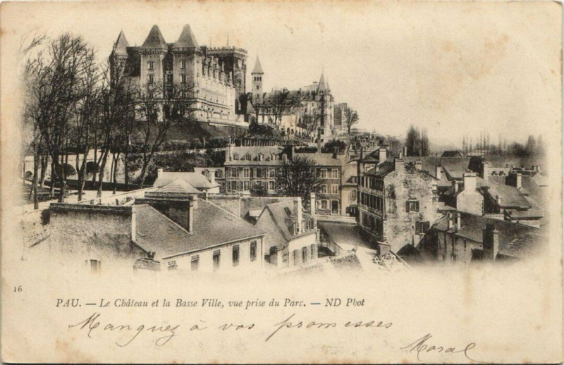 Carte postale ancienne Pau - Le Chateau et la Basse Ville vue prise du Parc à Pau