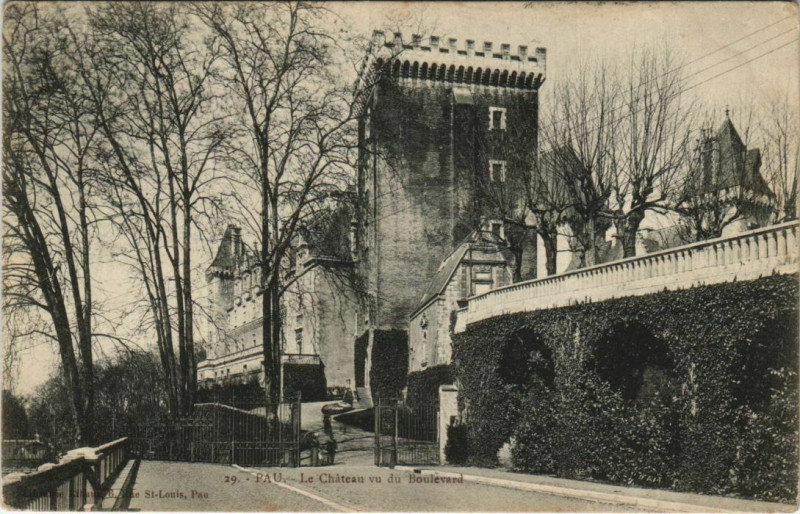 Carte postale ancienne Pau - Le Chateau vu du Boulevard à Pau