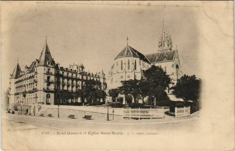 Carte postale ancienne Pau - Hotel Gassion et Eglise Saint-Martin à Pau