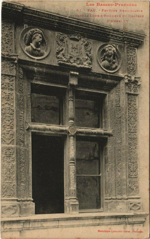 Carte postale ancienne Pau - Fenetre Renaissance dans la Cour d'Honneur du Chateau à Pau