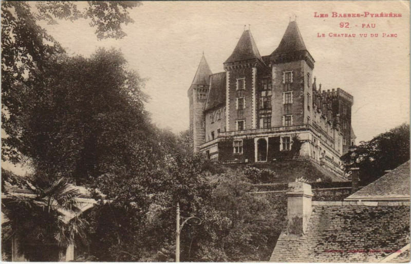 Carte postale ancienne Pau - Le Chateau vu du Parc à Pau