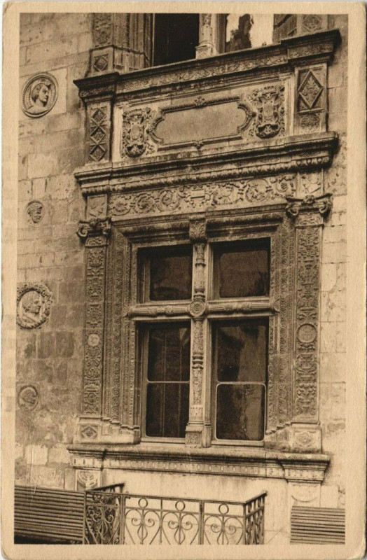 Carte postale ancienne Pau - Fenetre de la Cour d'Honneur du Chateau à Pau
