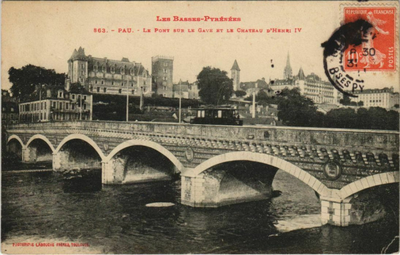 Carte postale ancienne Pau - Le Pont sur le Gave et le Chateau d'Henri Iv à Pau