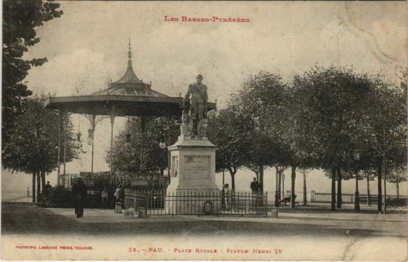 Carte postale ancienne Pau Place Royale Status Henri Iv à Pau