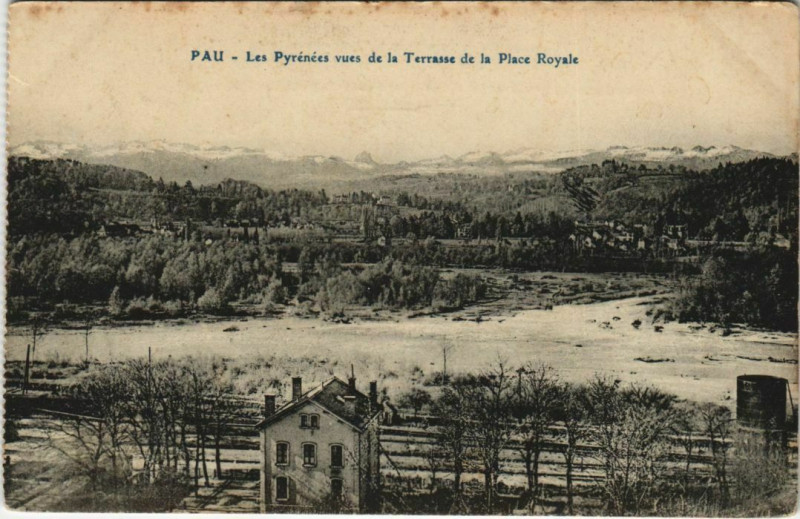 Carte postale ancienne Pau - Les Pyrenées vues de la Terrasse de la Place Royale à Pau