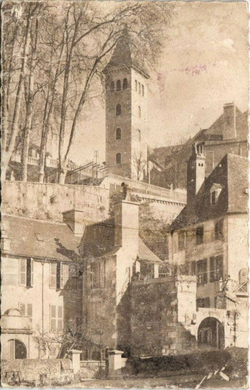 Carte postale ancienne Pau Le vieux quartierde la MONNAIe et le Parlement à Pau