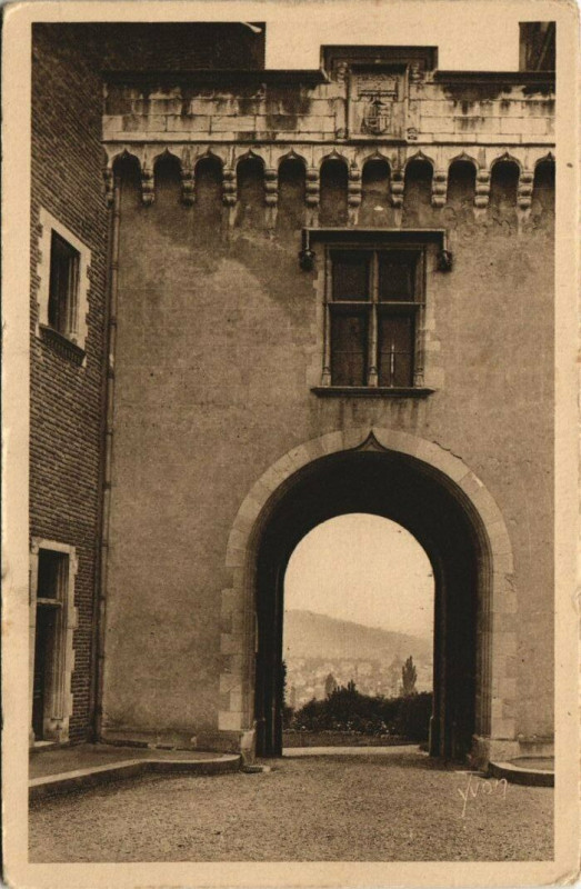 Carte postale ancienne Pau Voute du Chateau faisant communiquer les Jardins avec la Cour à Pau