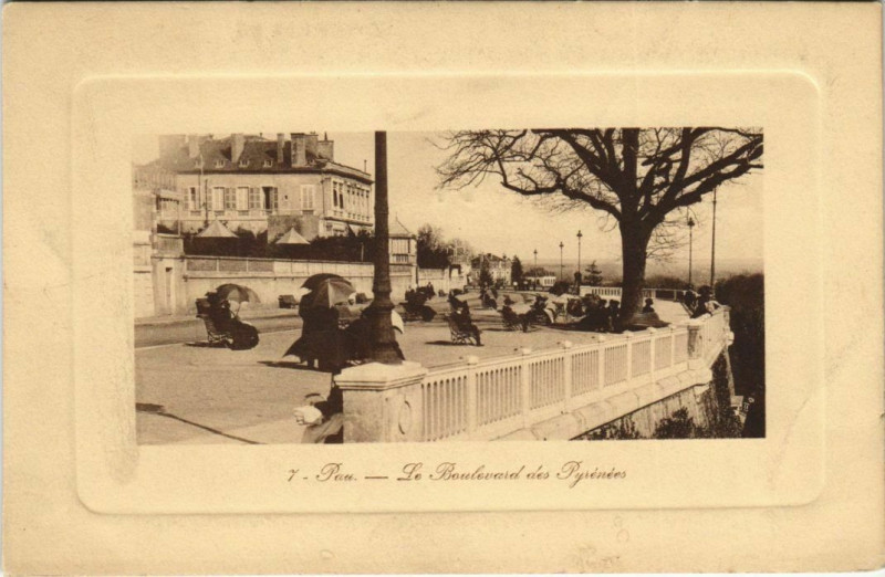 Carte postale ancienne Pau Le Boulevarddes Pyrenées à Pau