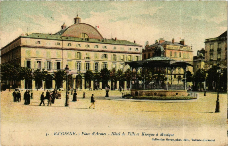 Carte postale ancienne Bayonne Place d'Armes Hotel de Ville et Kiosque a Musique à Bayonne