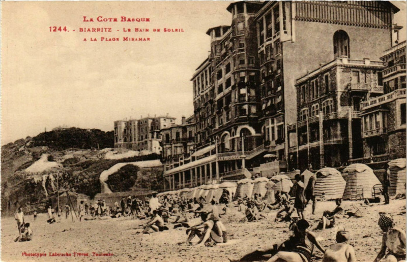 Carte postale ancienne Biarritz Bain de Soleil Plage Miramar à Biarritz