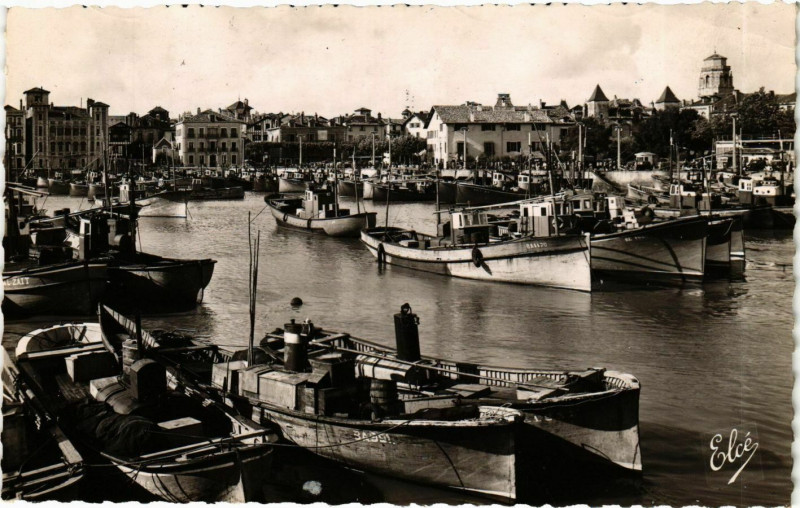 Carte postale ancienne Saint-Jean-de-Luz Le Port apres la rentrée des Chalutiers à Saint-Jean-de-Luz
