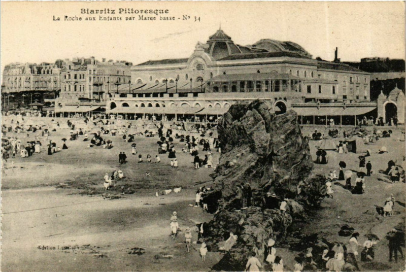 Carte postale ancienne Biarritz La Roche aux enfants par Marée basse à Biarritz