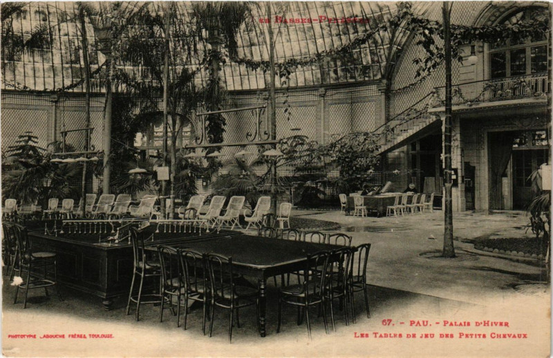 Carte postale ancienne Pau - Palais d'Hiver - Les Tables de Jeu des Petite Chevaux à Pau
