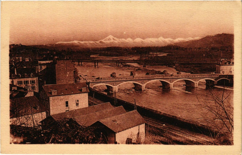 Carte postale ancienne Pau - Les Ponts et la Gave à Pau