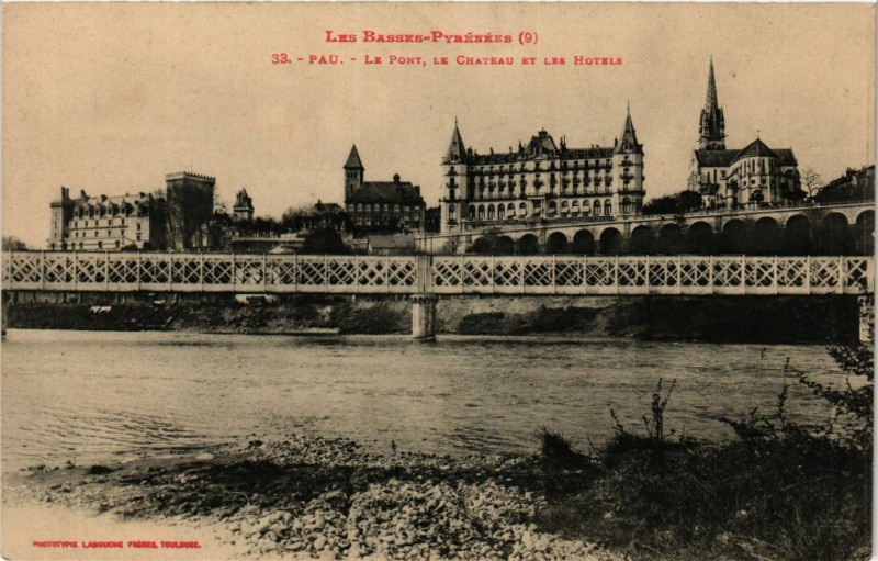 Carte postale ancienne Les Basses-Pyrenées - Pau - Le Pont le Chateau et les Hotels à Pau