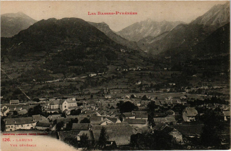 Carte postale ancienne Les Basses-Pyrenées - Laruns - Vue générale à Laruns