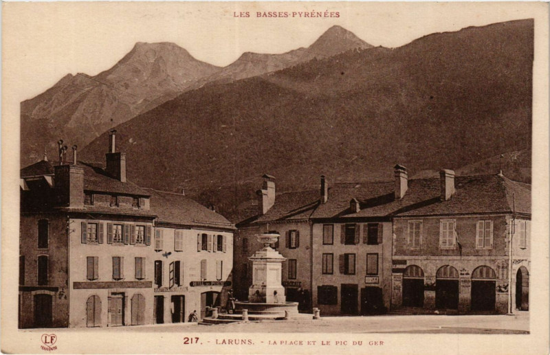 Carte postale ancienne Laruns - La Place et le Pic du Ger à Laruns