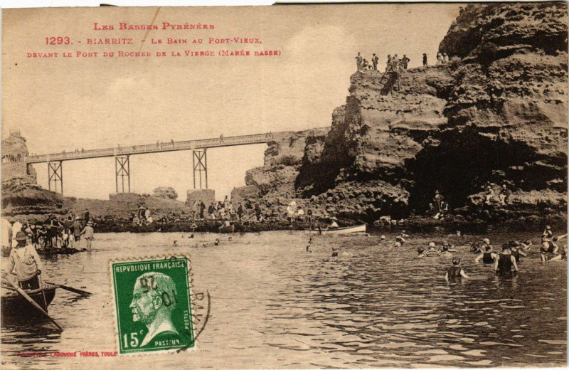 Carte postale ancienne Biarritz - Le Bain au Port-Viaux - Devant le Pont du Rocher de à Biarritz
