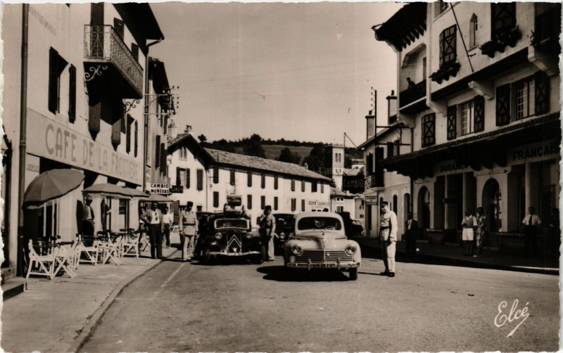 Carte postale ancienne Behobie - Route Internationale - Entrée en France