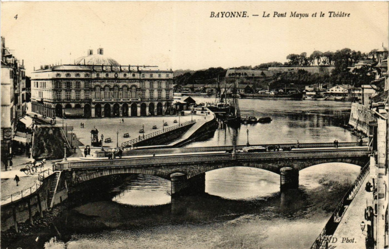 Carte postale ancienne Bayonne - Le Pont Mayou et le Theatre à Bayonne