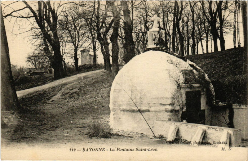 Carte postale ancienne Bayonne - La Fontaine Saint-Leon à Bayonne