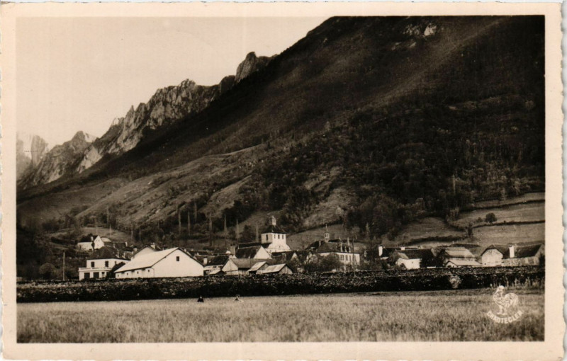 Carte postale ancienne Accous - Vue générale - Rounglet-Aiguilles d'Anchet à Accous