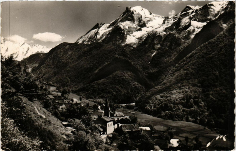 Carte postale ancienne Aas - Le Massif du Ger (2612m) domine le village à Ger