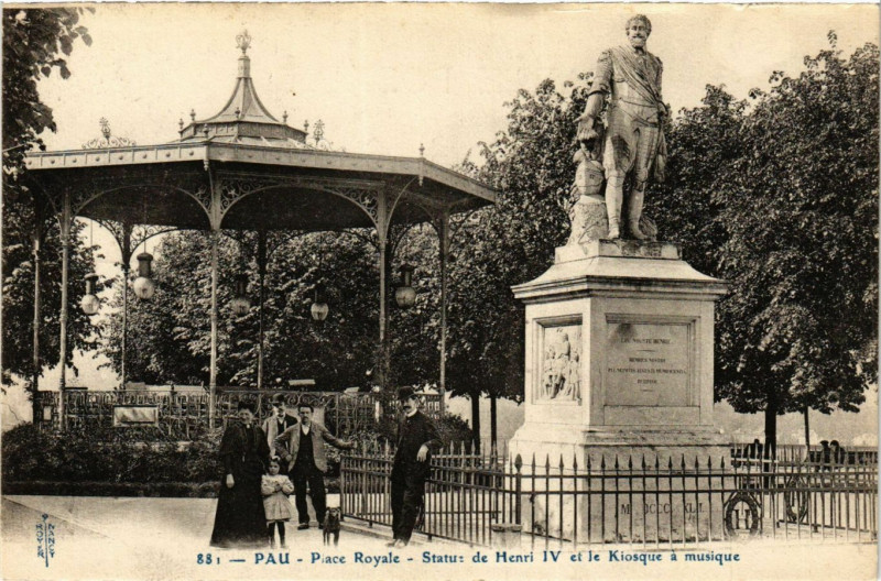 Carte postale ancienne Pau - Place Royale - Statue de Henri Iv et le Kiosque a musique à Pau
