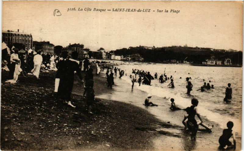 Carte postale ancienne Saint-Jean-de-Luz Sur la Plage à Saint-Jean-de-Luz