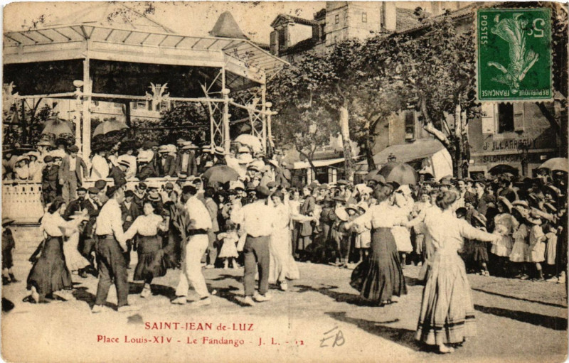 Carte postale ancienne Saint-Jean-de-Luz Place Louis Xiv-Le Fandango à Saint-Jean-de-Luz