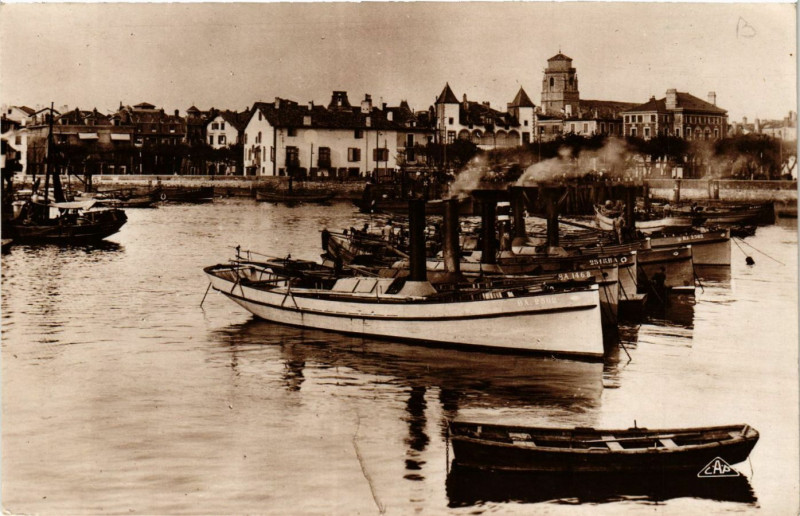 Carte postale ancienne Saint-Jean-de-Luz Les bateaux sardiniers à Saint-Jean-de-Luz